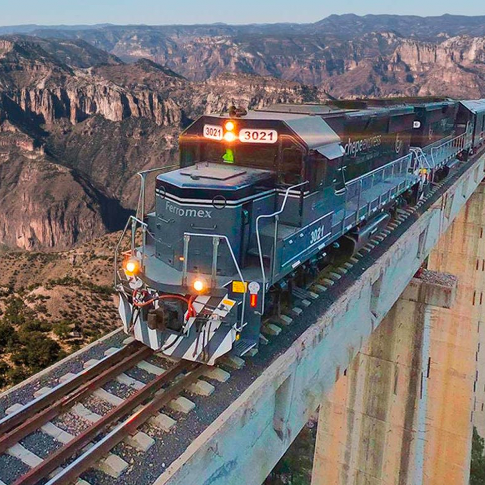 Tren Chepe sobre el paisaje de barrancas