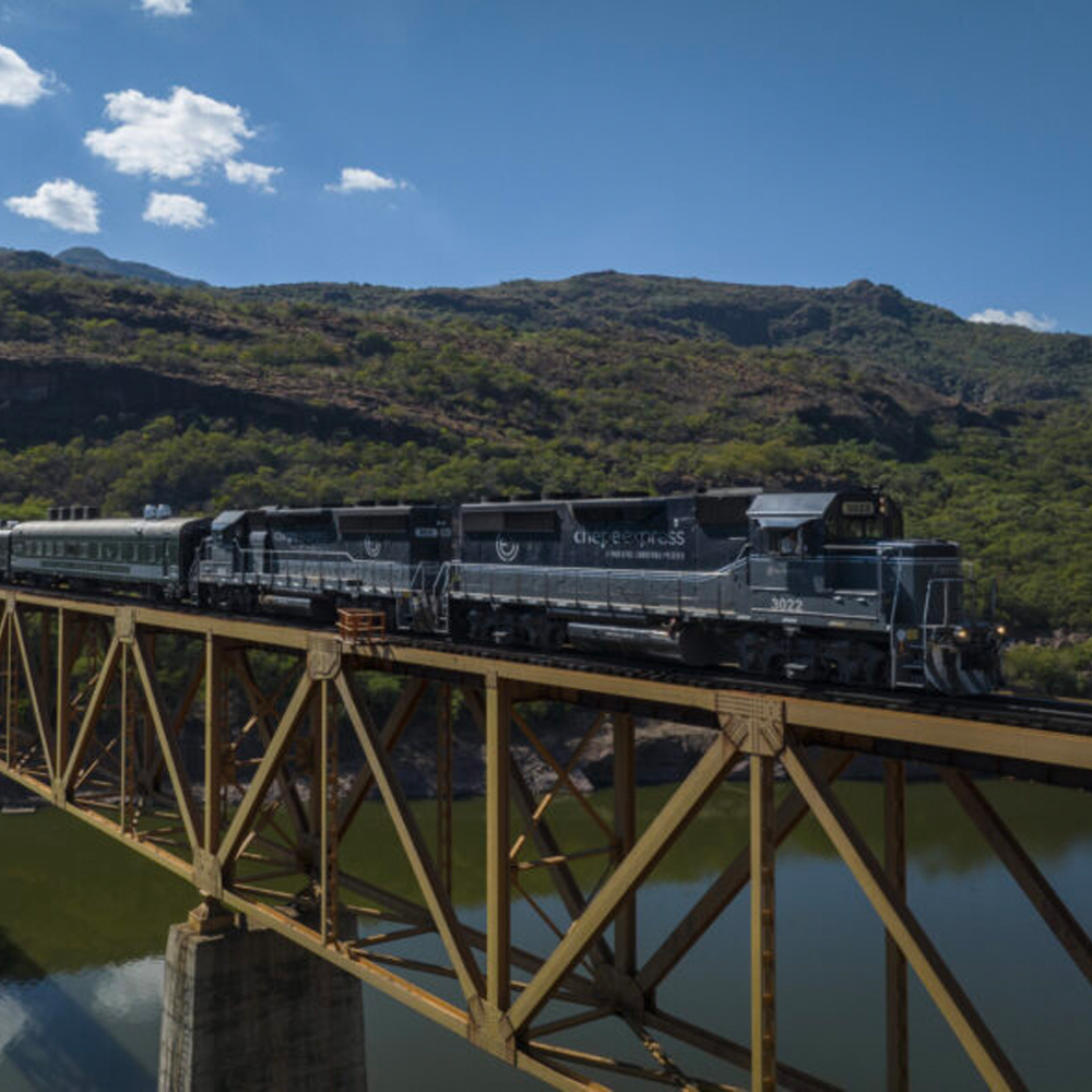 Chepe Express en puente